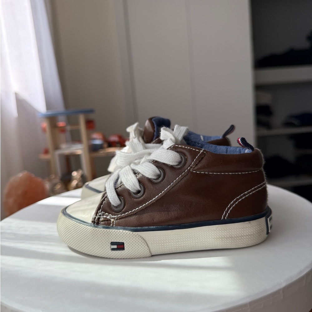 Tommy Hilfiger Kids Sneakers in Brown and White